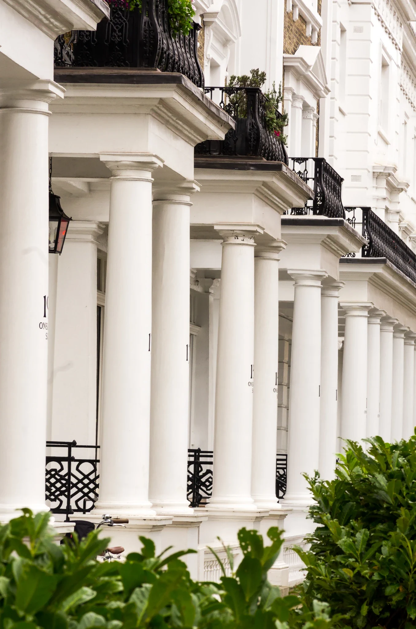 Notting Hill — białe kamienice Londyn Białe kamienice z kolumnami w Notting Hill — typowa londyńska architektura