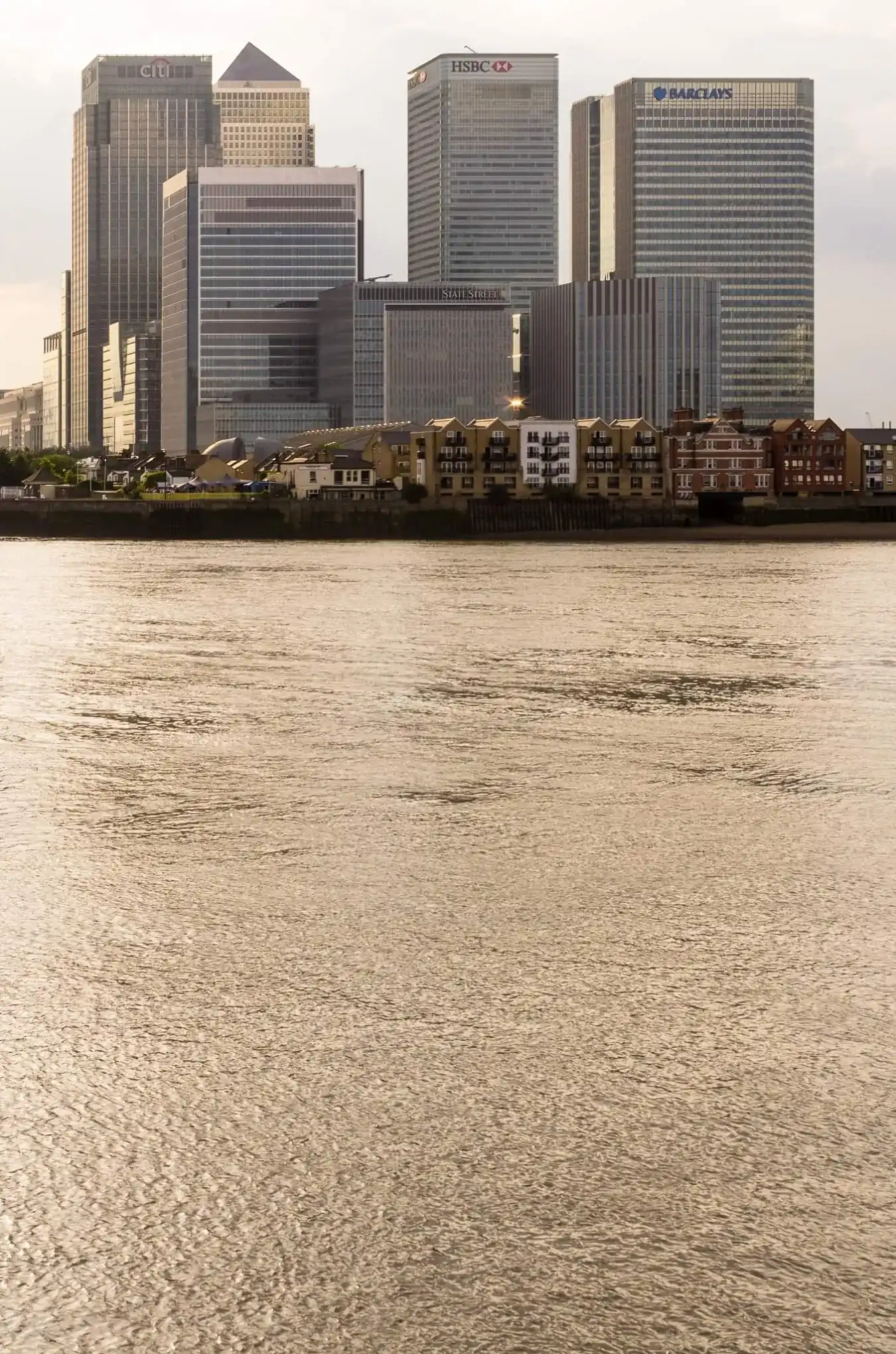 Wieżowce HSBC i Barclays w Canary Wharf nad Tamizą w Londynie