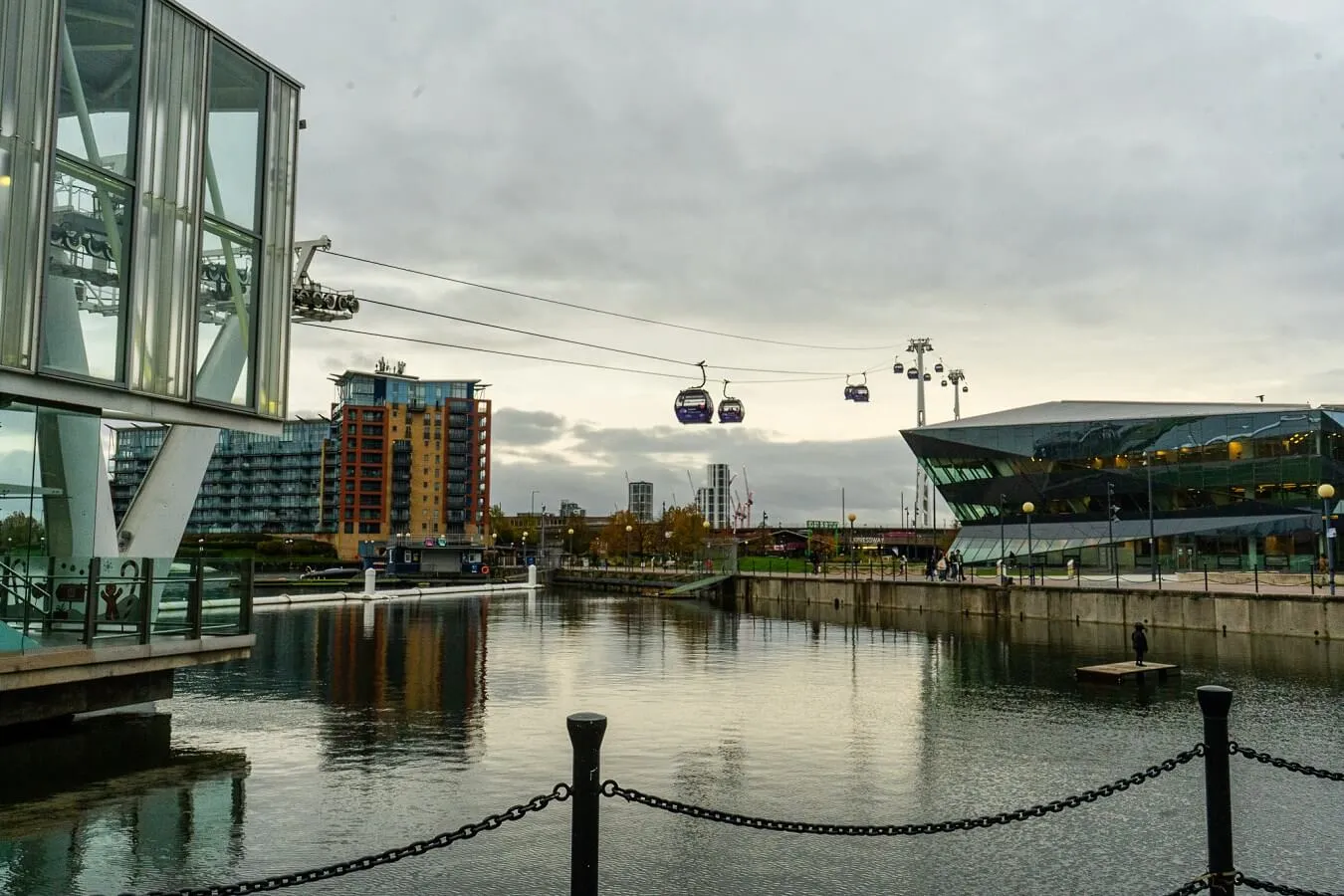 IFS Cloud Cable Car — widok na Royal Victoria Dock i Excel w Londynie