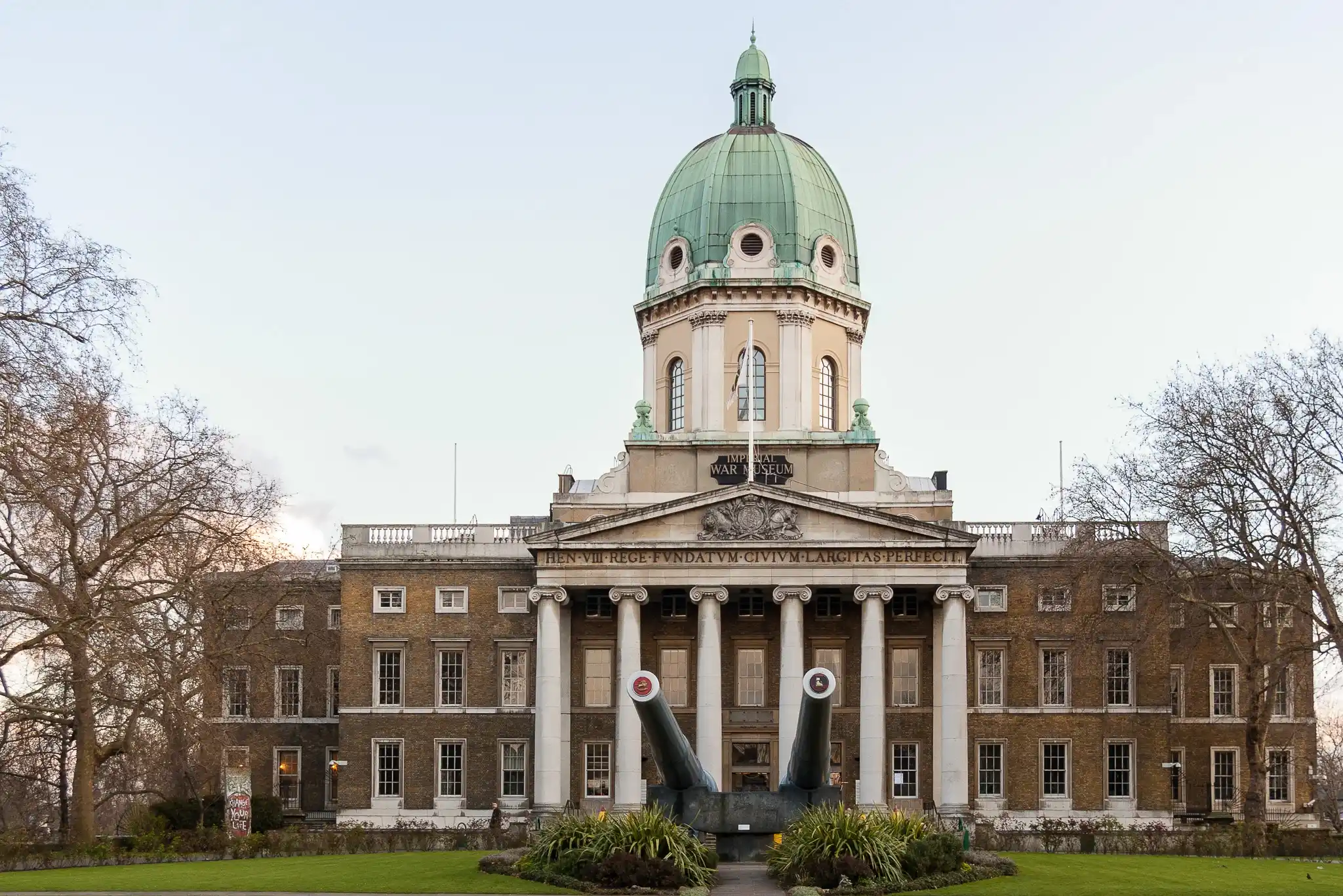 Fasada Imperialnego Muzeum Wojny w Londynie — wejście główne