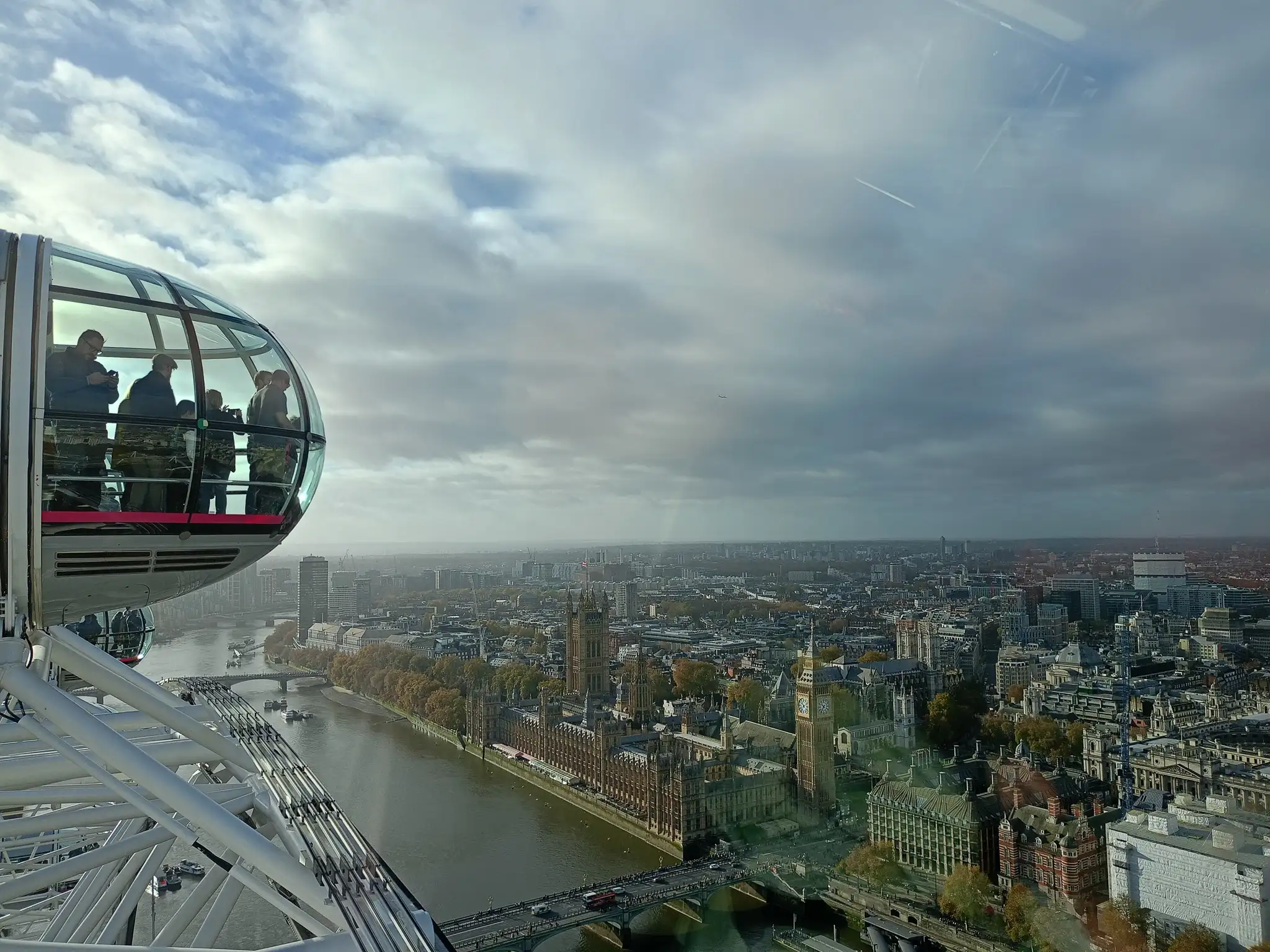 Widok z kapsuły London Eye na Parlament i Big Ben w Londynie