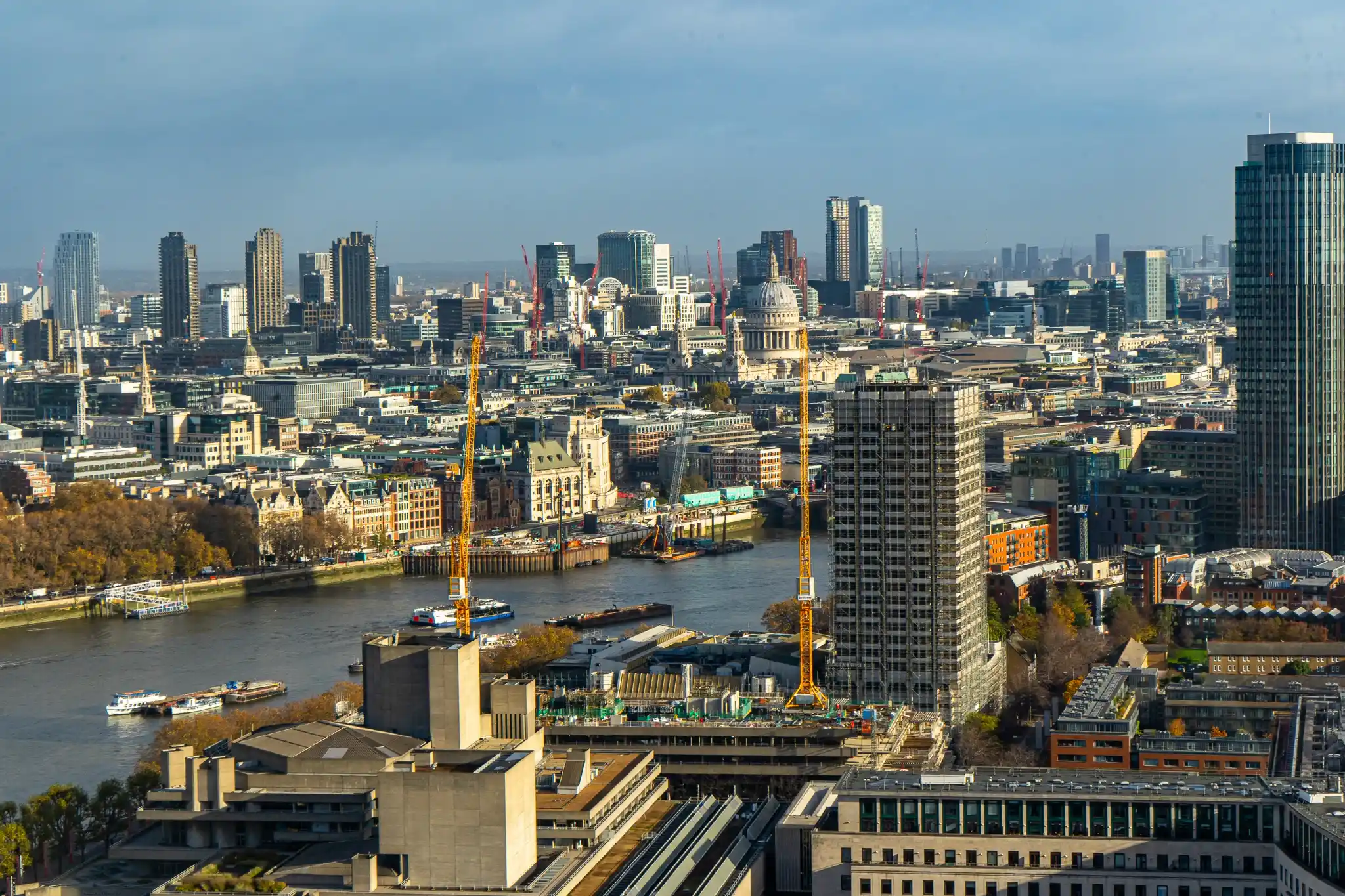 Londyn — The Shard i City panorama Panorama Londynu — The Shard, Tamiza i wieżowce City of London