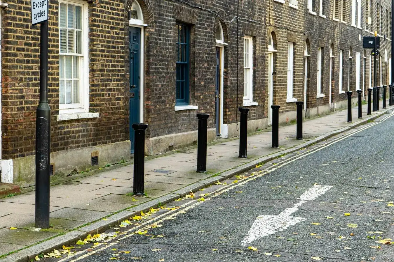 Londyński zaułek — wąska historyczna uliczka w centrum Londynu