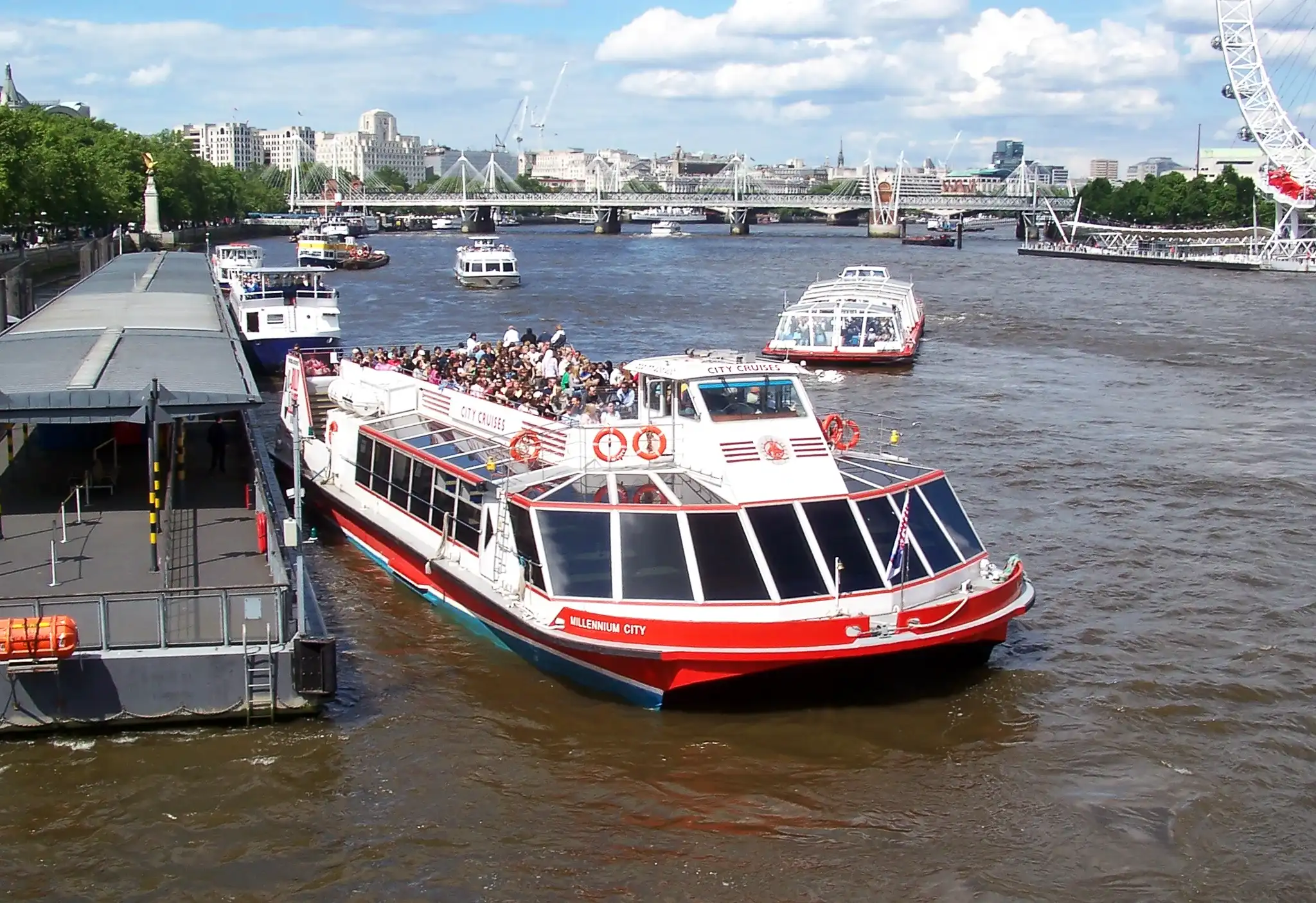 Rejs po Tamizie — Westminster Pier Londyn Statek wycieczkowy na Tamizie przy Westminster Pier z London Eye w tle