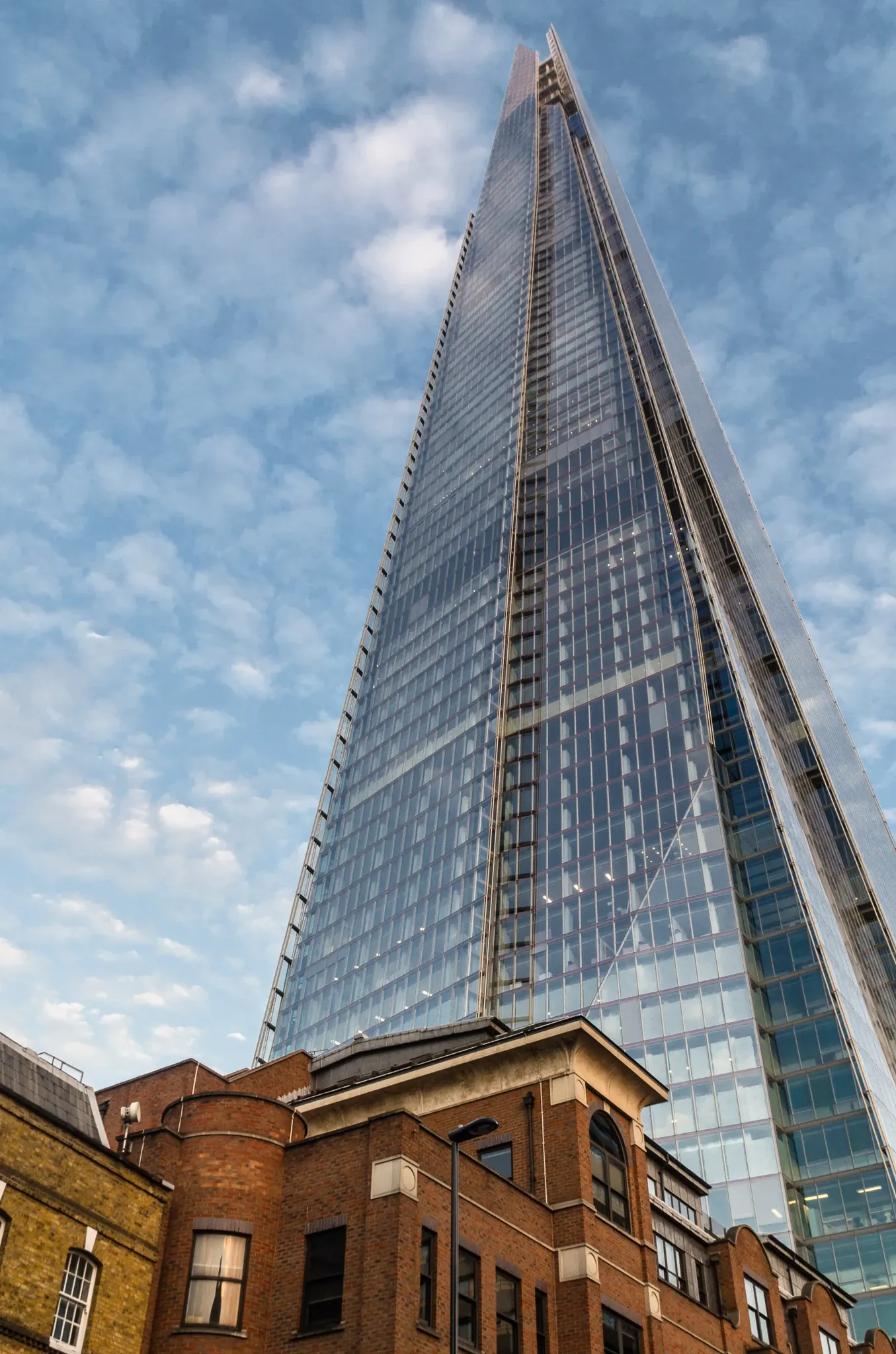 The Shard — punkt widokowy Londyn The Shard — szklany wieżowiec w Londynie widziany z dołu