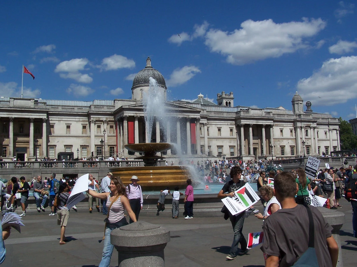 Trafalgar Square z National Gallery w Londynie