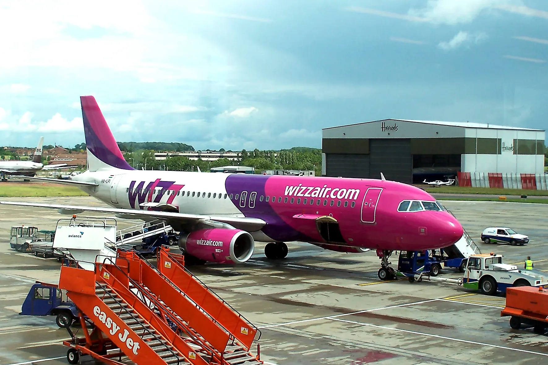 Wizz Air — loty do Londynu Luton z Polski Samolot Wizz Air na płycie lotniska London Luton — tanie loty do Londynu z Polski