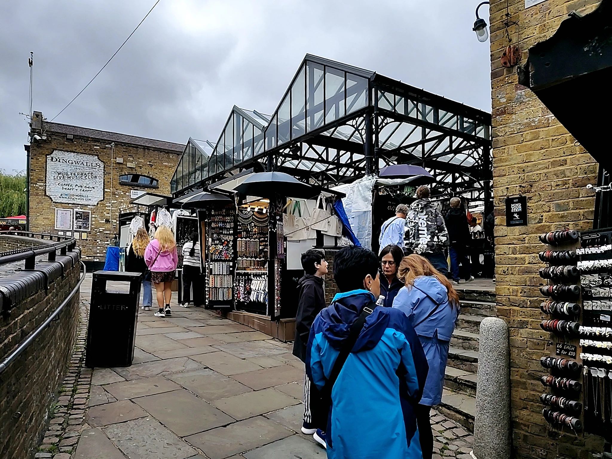 Wejście do Stables Market – historycznej części Camden Market z licznymi sklepami i stoiskami.