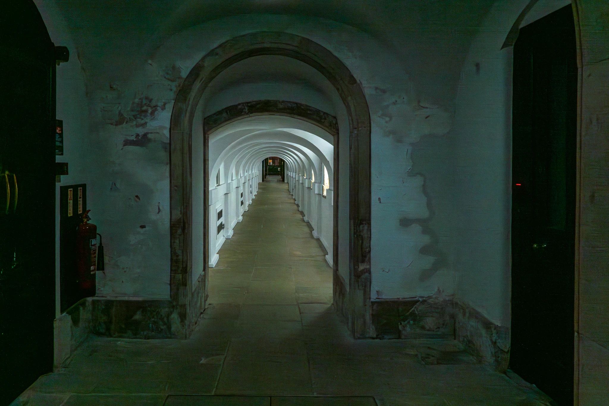 Centralny widok na kopułę Old Royal Naval College oraz mokry dziedziniec po opadach deszczu.