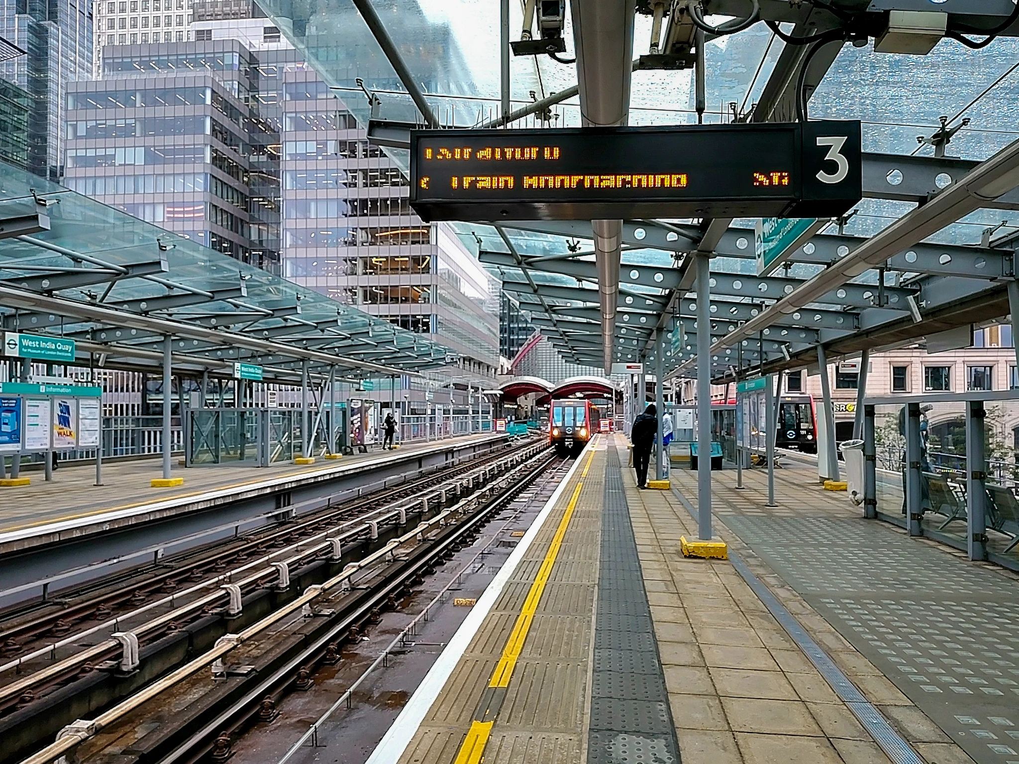 Peron stacji DLR West India Quay w dzielnicy Canary Wharf w Londynie