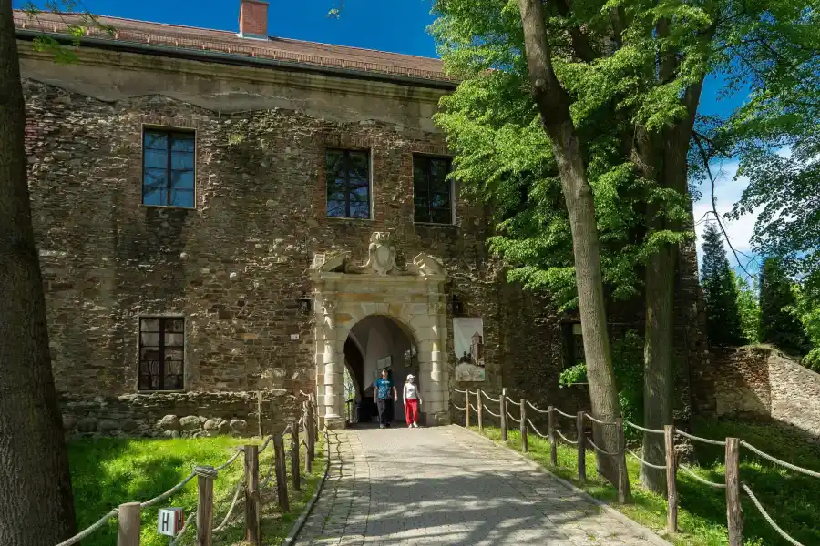 brama glowna    zamek toszek 136