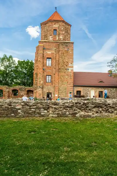 dziedziniec na zamku w toszku 155