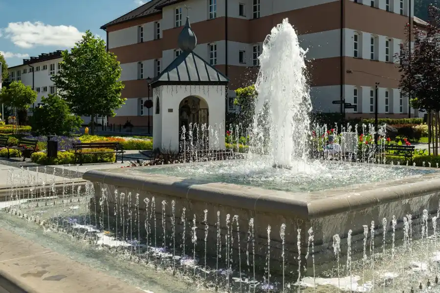 Muszyna rynek fontanna i architektura uzdrowiska