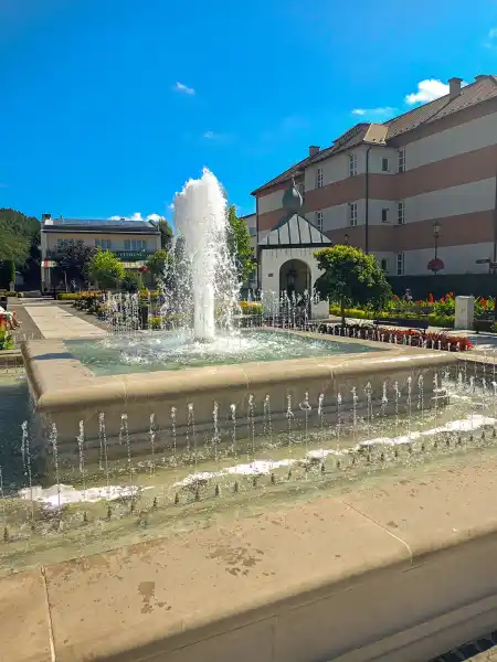 Muszyna rynek fontanna i zabudowa w centrum miasta