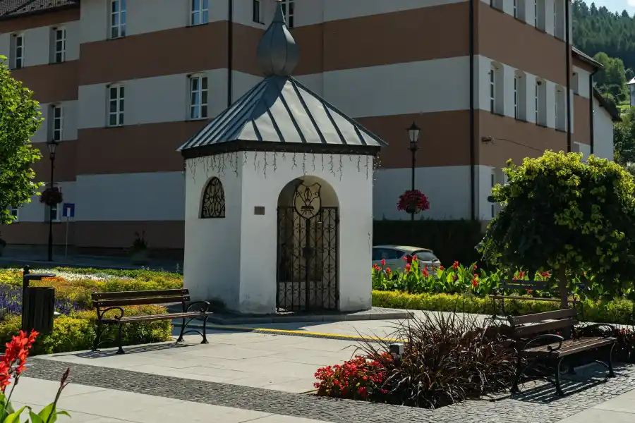 Muszyna rynek kapliczka i fontanna w centrum
