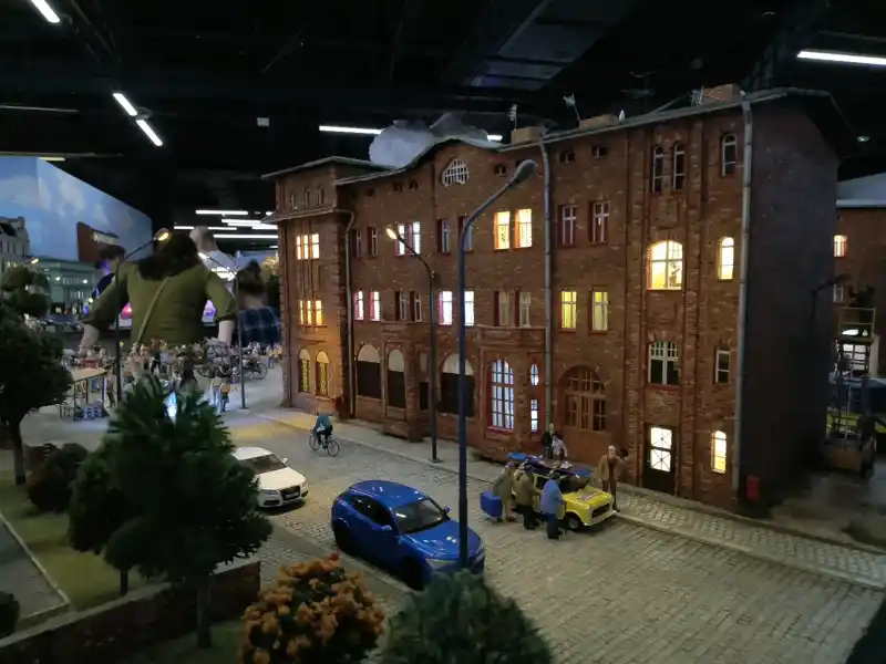 Kolejkowo Gliwice ceglana kamienica nocna scena