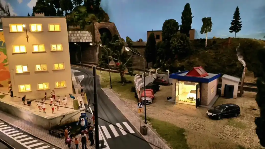 Miasteczko noc    scena z makiety kolejowej