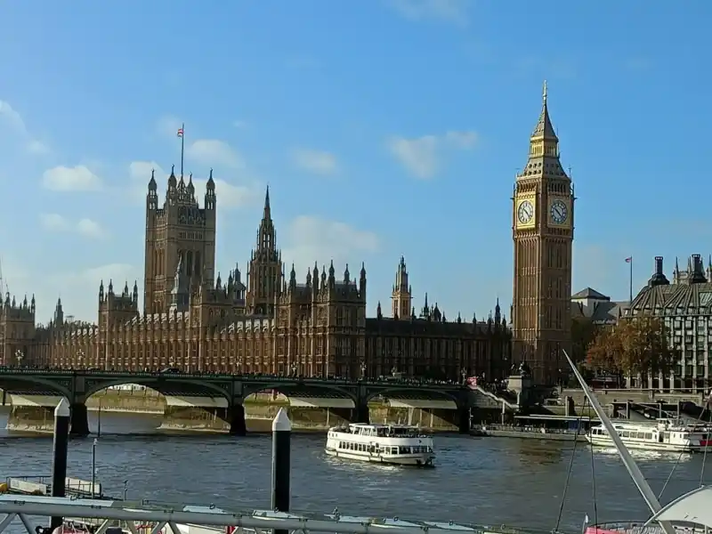 big ben parlament tamiza sloneczny dzien londyn