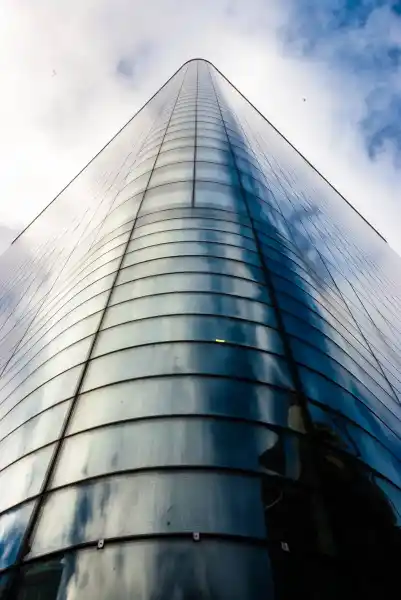 szklany wiezowiec canary wharf z dolu londyn