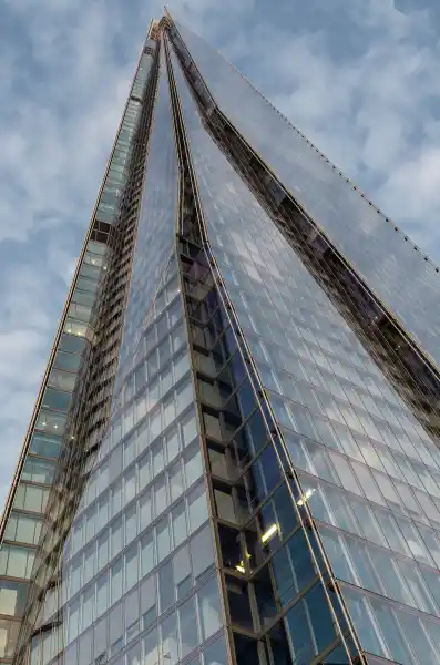the shard szklana fasada z bliska londyn
