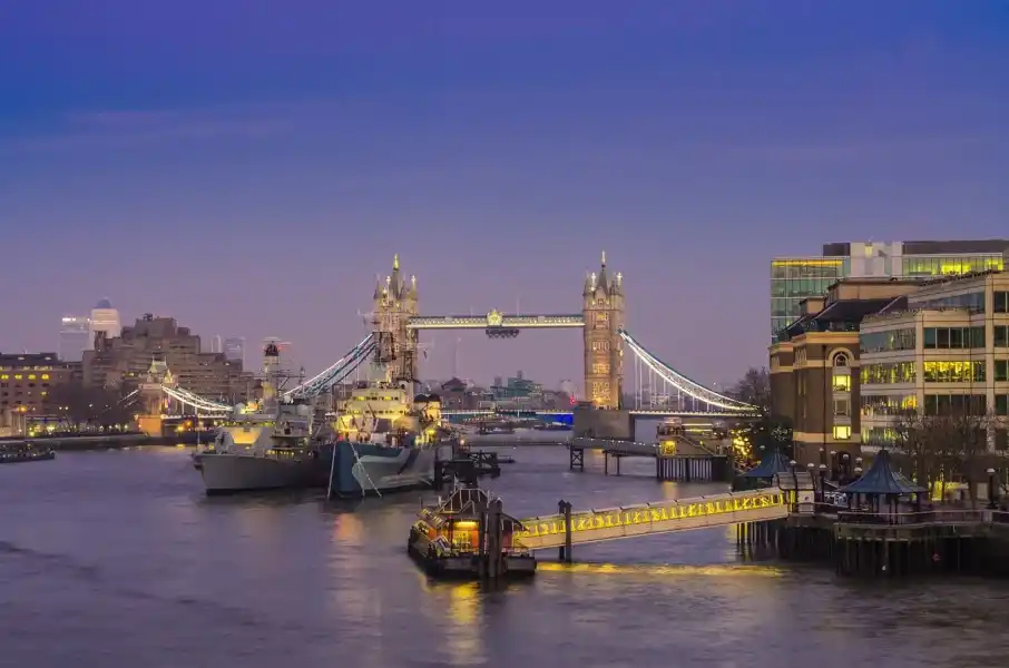 tower bridge londyn gotyckie wieze