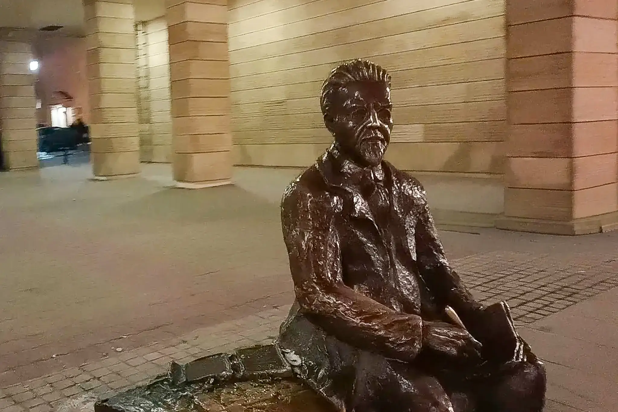 Pomnik Reymonta na Piotrkowskiej Pomnik Reymonta na Piotrkowskiej