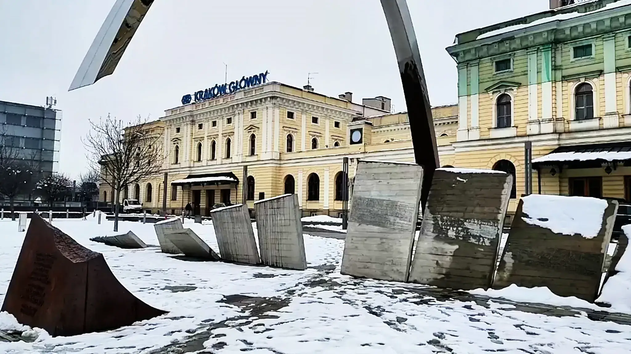 Pomnik płk. Ryszarda Kuklińskiego w Krakowie – symbol rozrywania żelaznej kurtyny