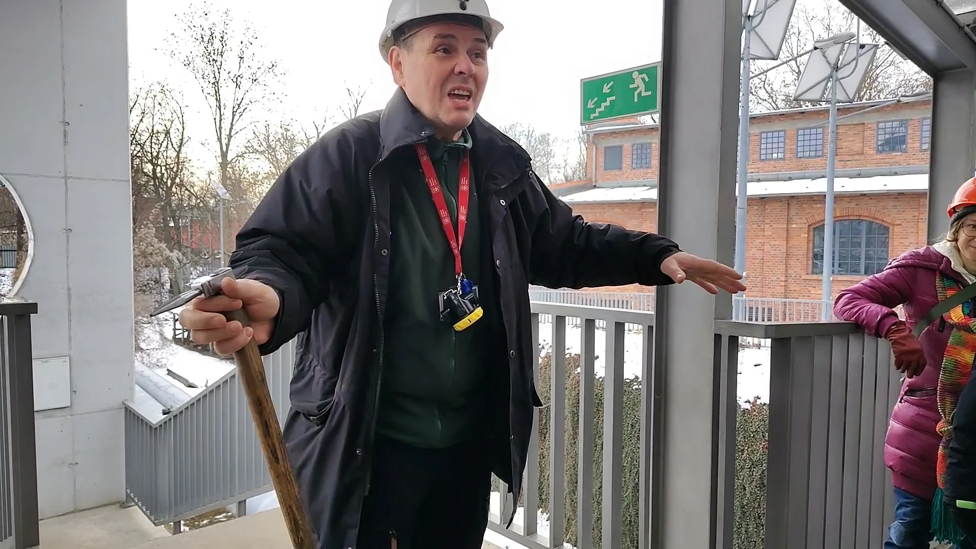 Przewodnik podczas zwiedzania Sztolni Królowa Luiza w Zabrzu Przewodnik w kasku z kilofem oprowadza grupę zwiedzających po Sztolni Królowa Luiza w Zabrzu zimą
